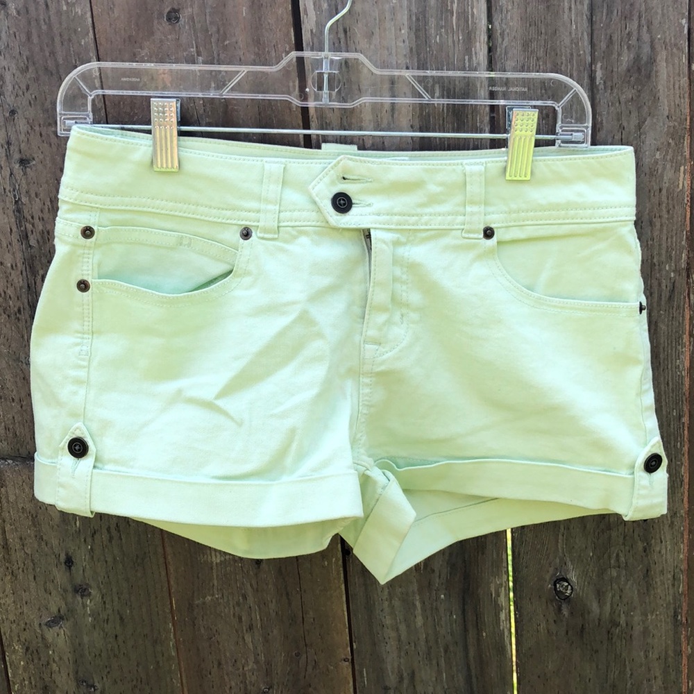 Life in progress light green denim short
Size:27